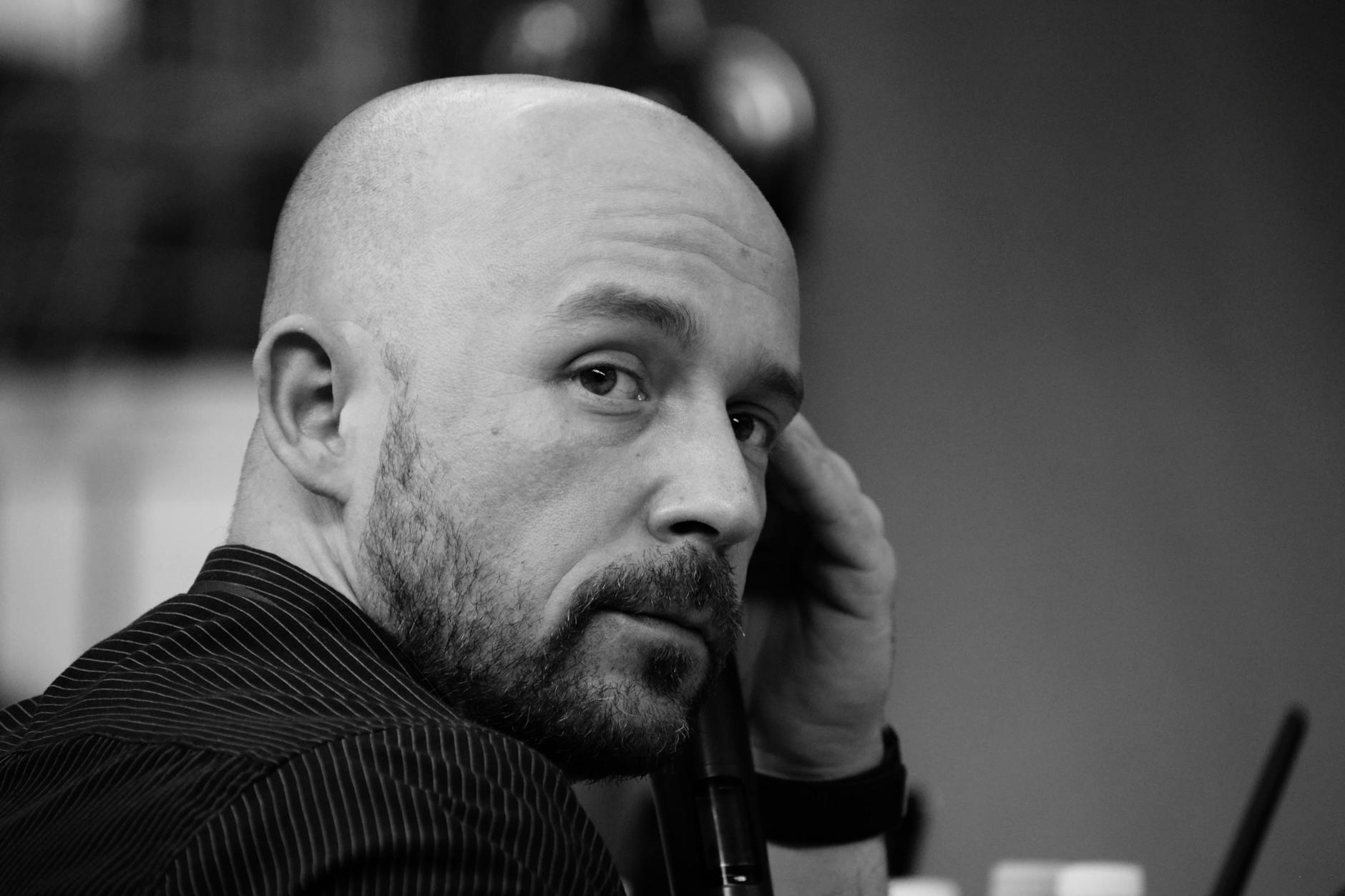 Czarno-biały portret zamyślonego brodatego mężczyzny w Zagrzebiu