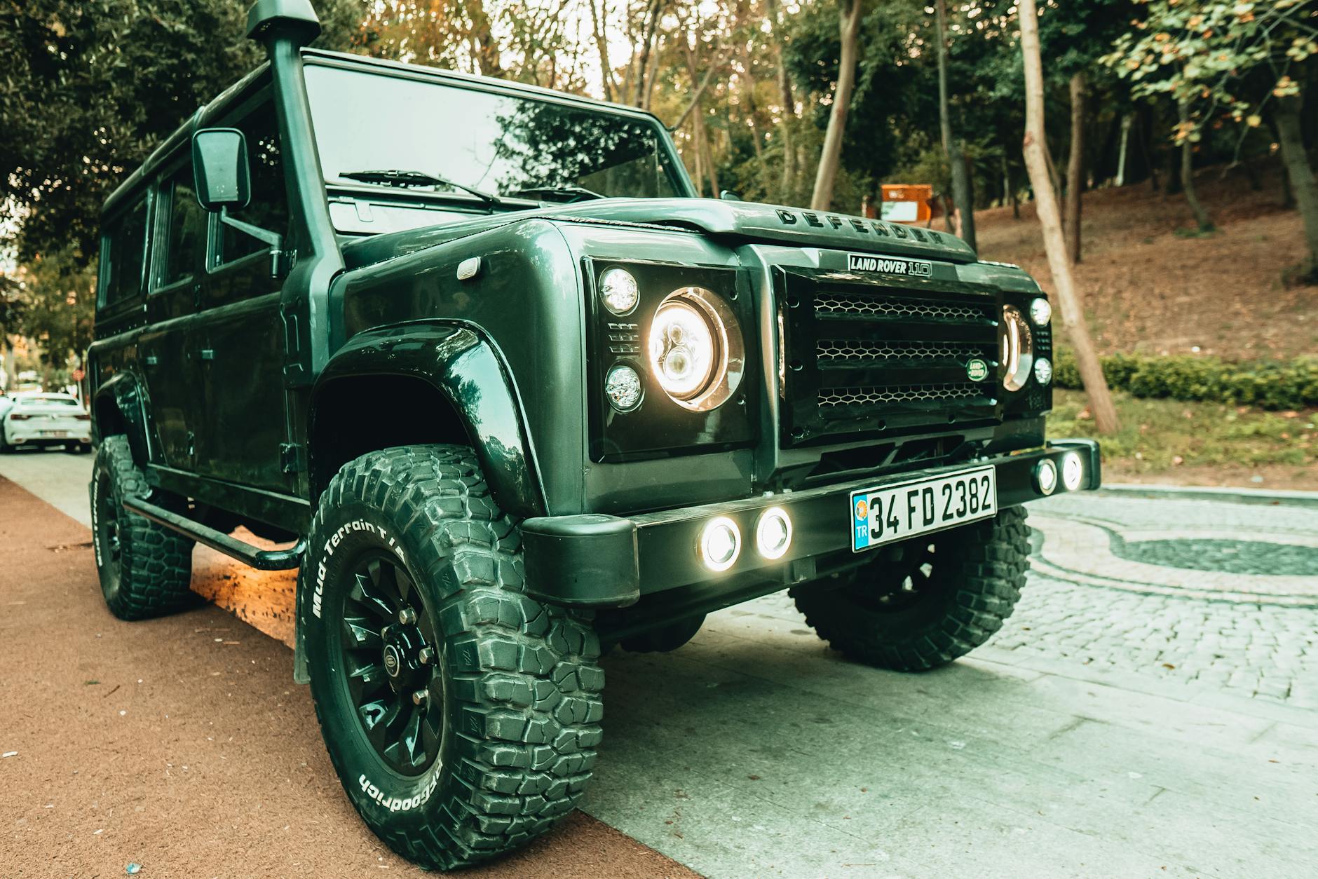 Land Rover Defender zaparkowany na ulicy w Stambule
