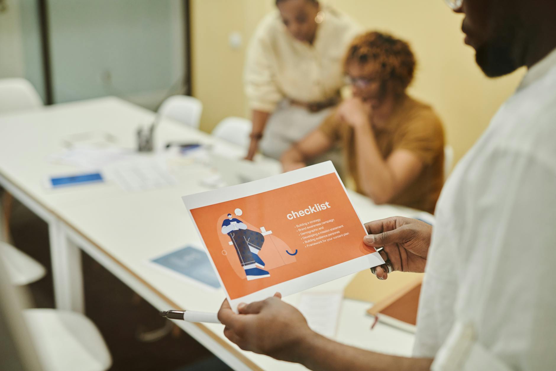 Zespół w biurze omawia checklistę do prezentacji wyników