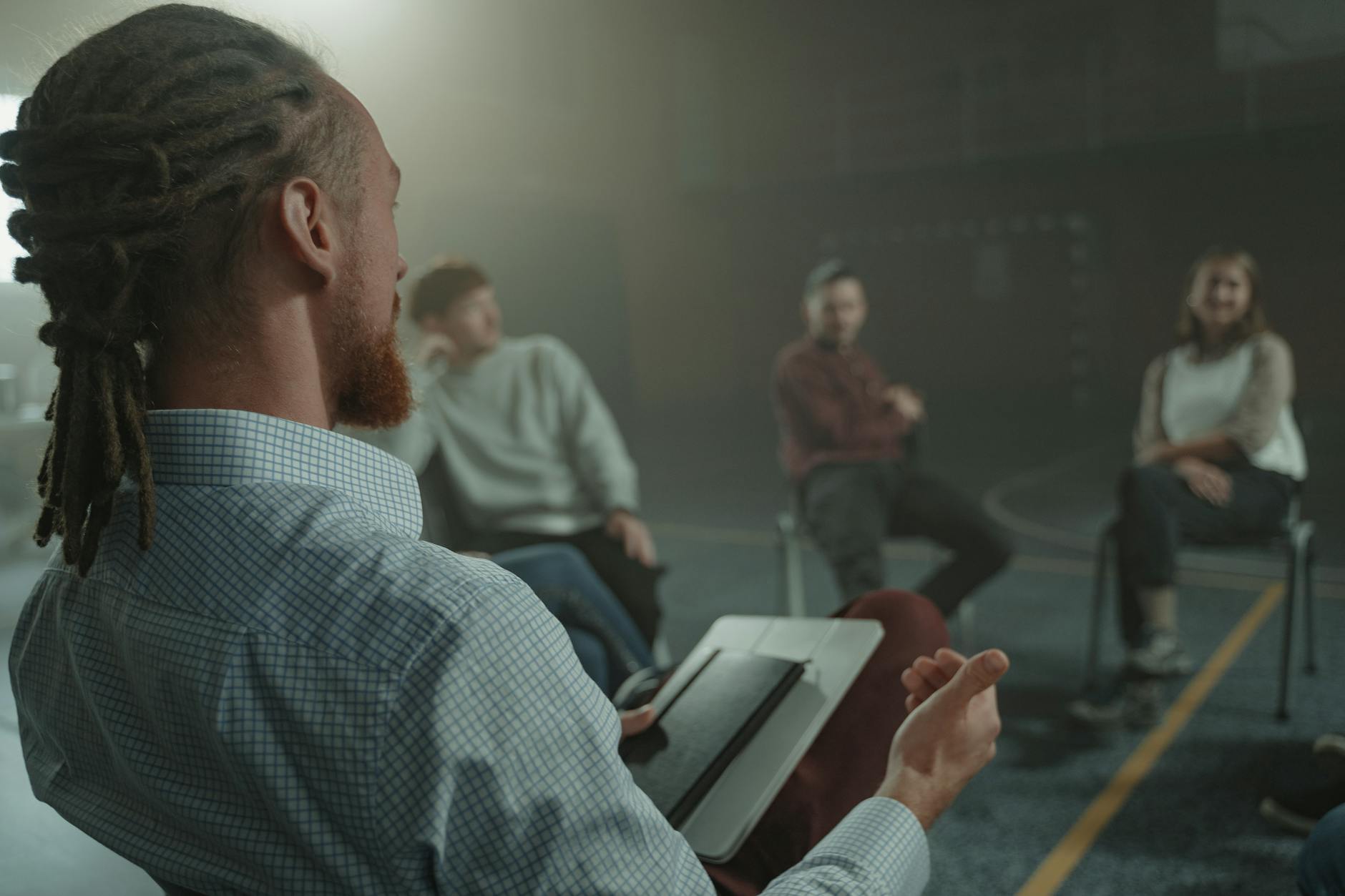 Dorośli uczestnicy fokusowej dyskusji nad komunikatami w sali