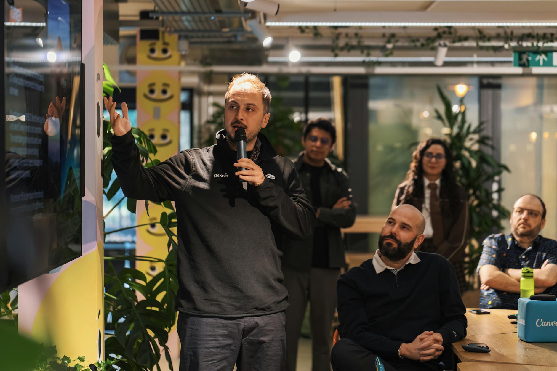 Prowadzący prezentuje wyniki biznesowe zespołowi w nowoczesnej sali