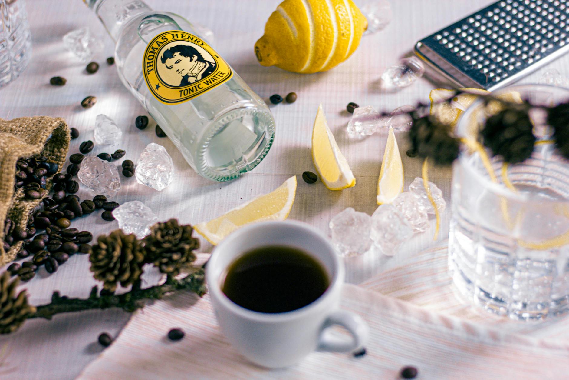 Kompozycja z kawą, tonikiem i cytrusami na rustykalnym drewnianym stole
