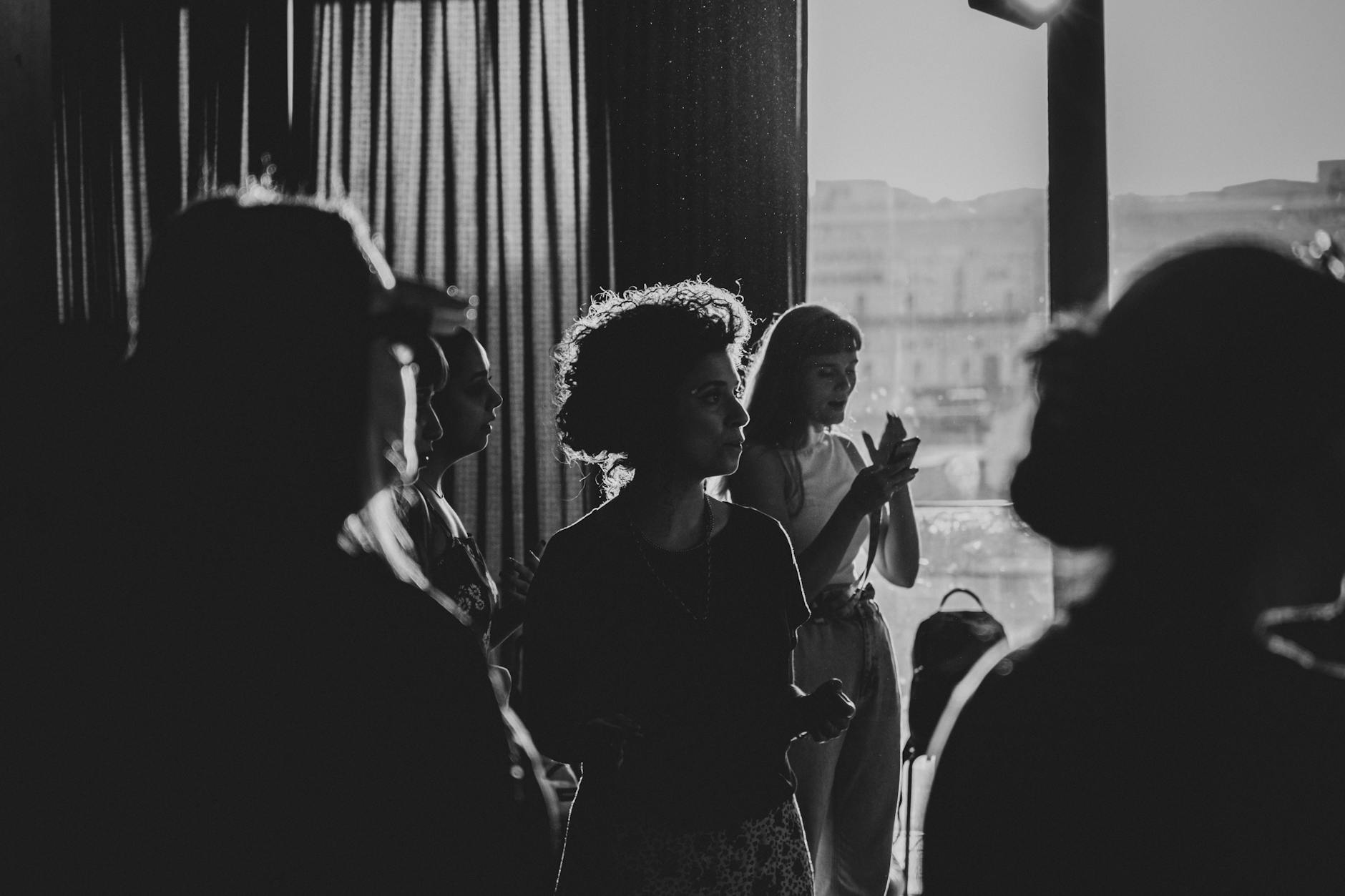 Sylwetki ludzi w sali badania fokusowego w półmroku