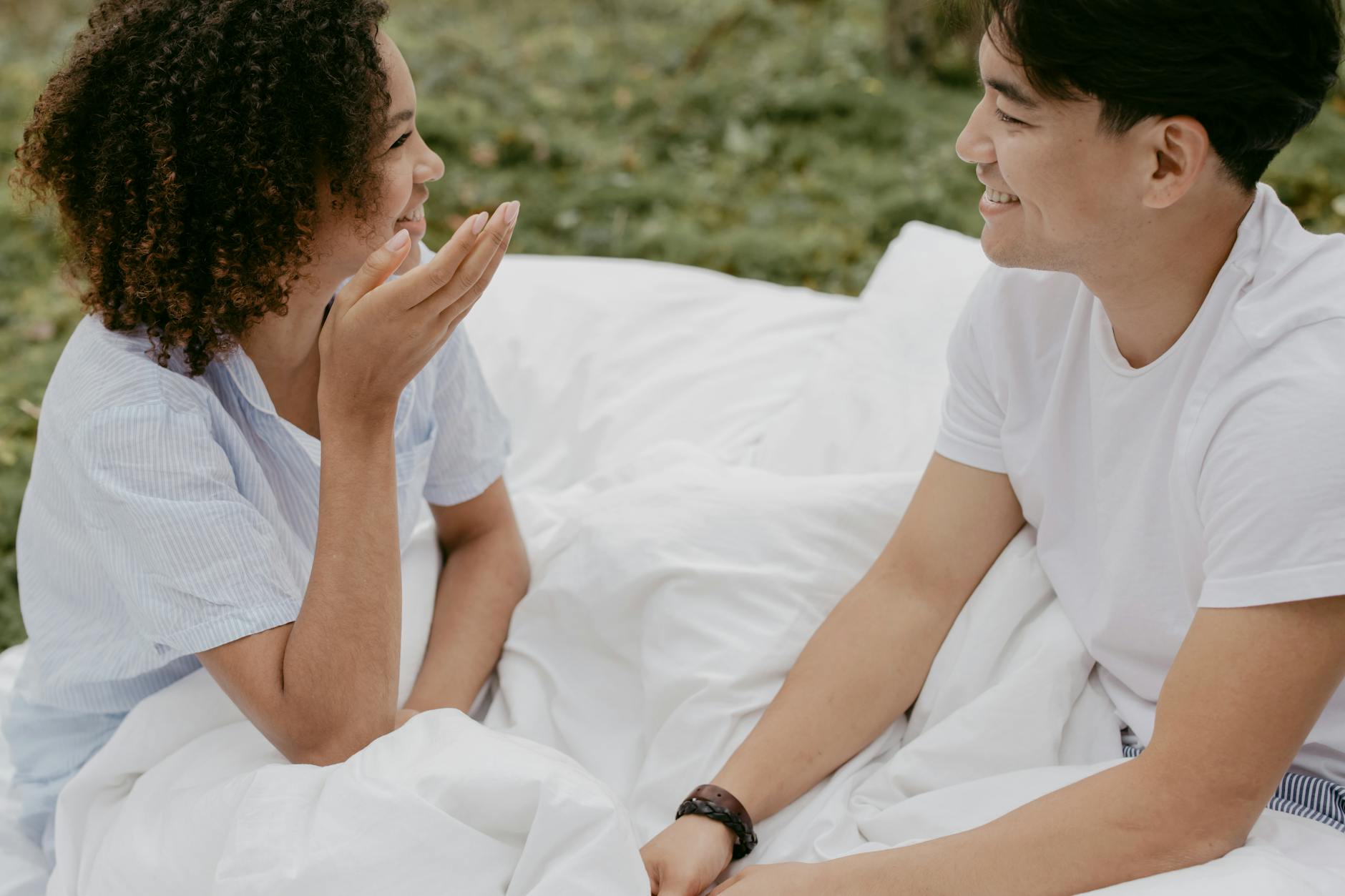 Uśmiechnięta para rozmawia na świeżym powietrzu w romantycznej scenerii