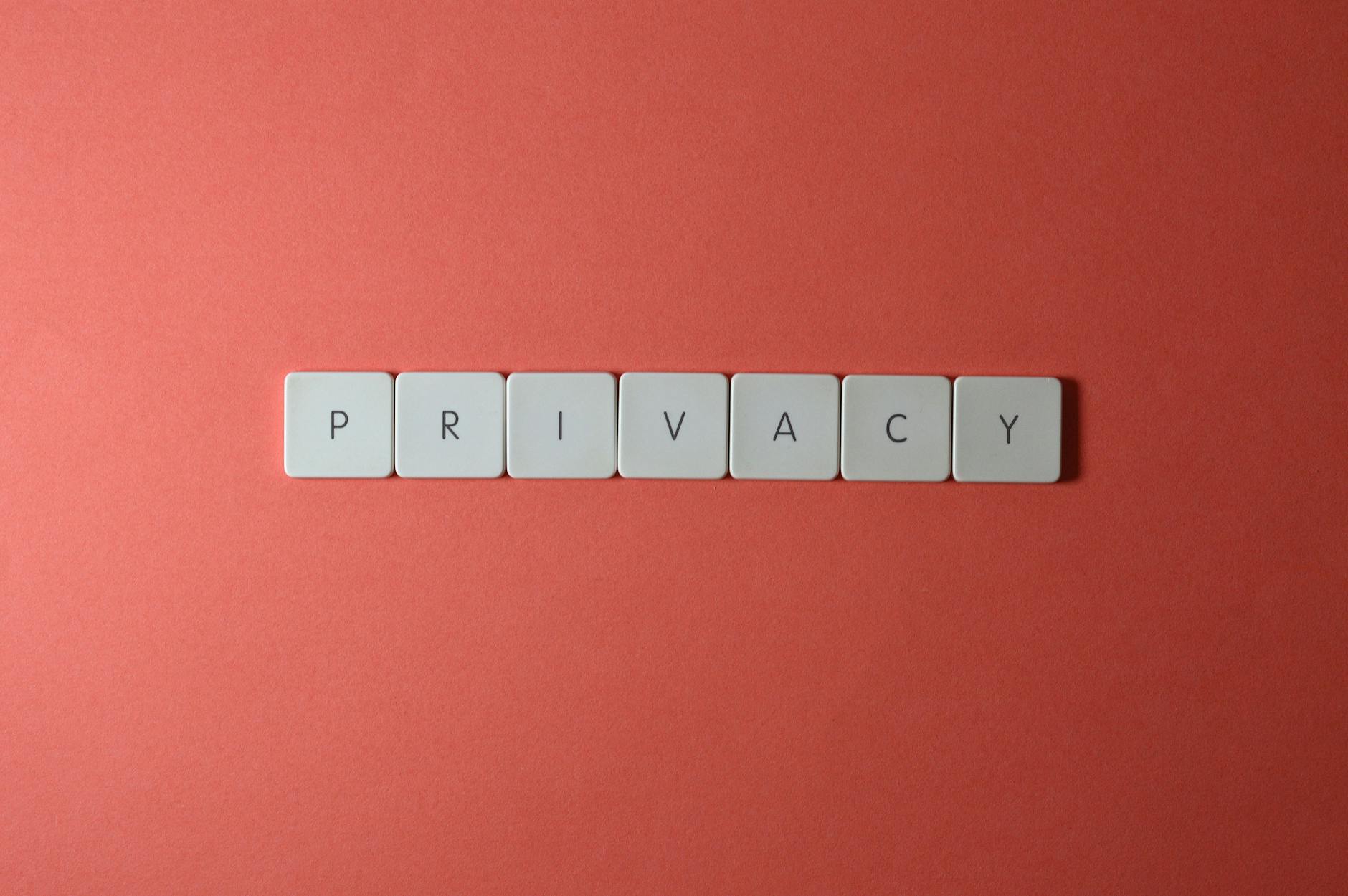 Zbliżenie kostek z napisem privacy na czerwonym tle