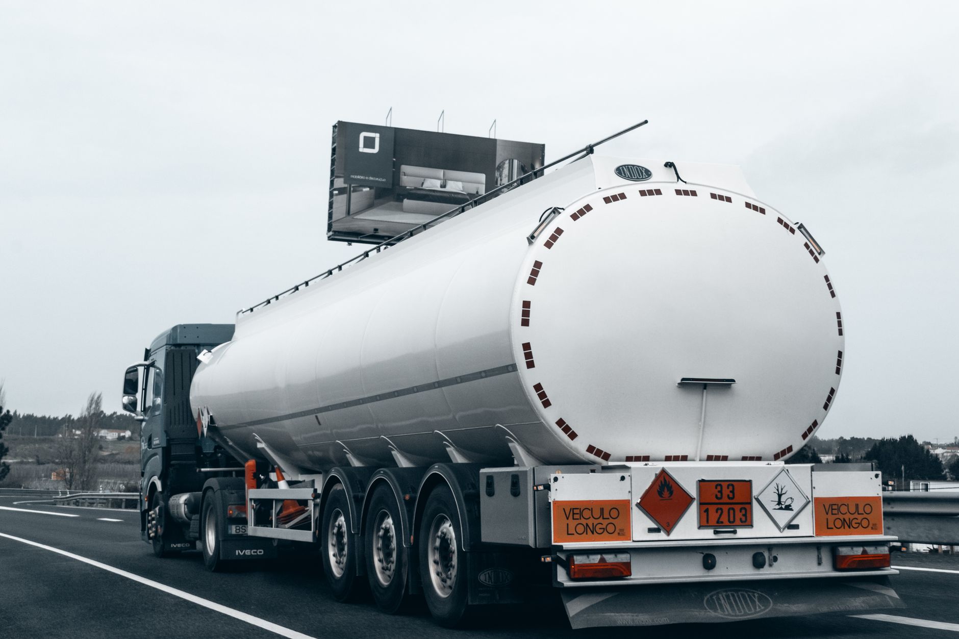 Cysterna z paliwem jadąca autostradą