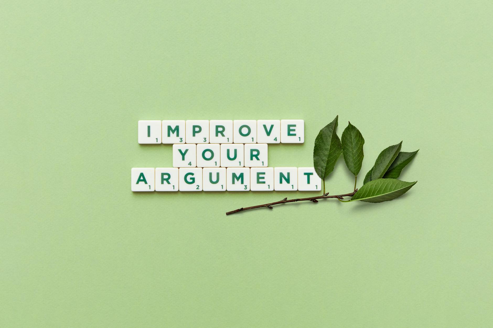 Kafelki Scrabble z napisem Improve Your Argument na zielonym tle