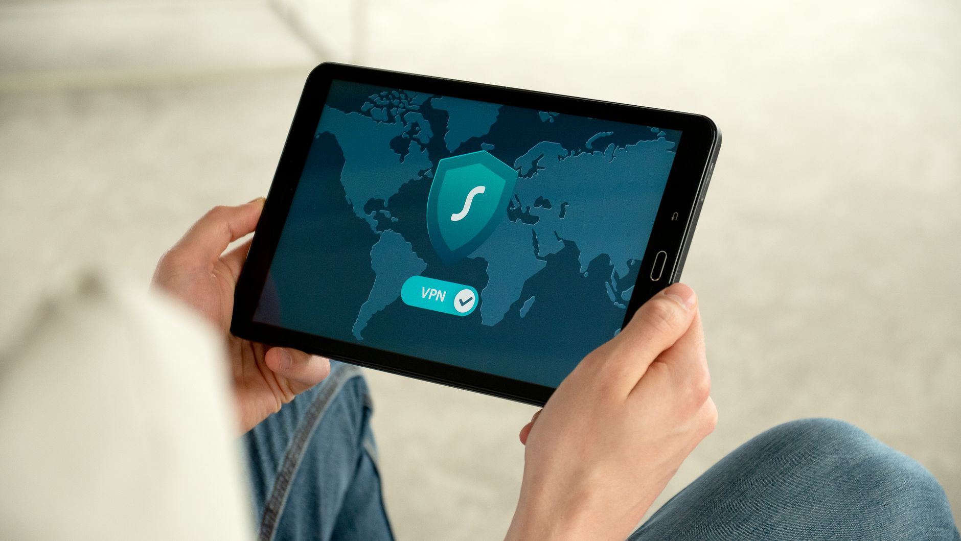 Osoba trzyma tablet z ekranem połączenia VPN dla bezpiecznego przeglądania inter